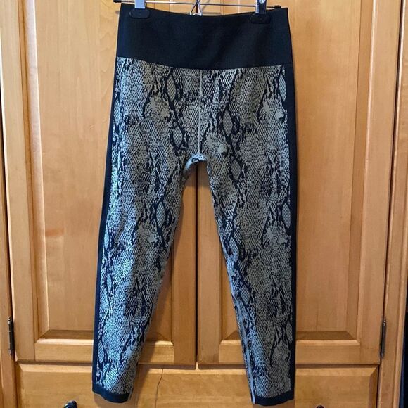 Fabletics High waisted seamless snakeskin leggings size L - Picture 1 of 3